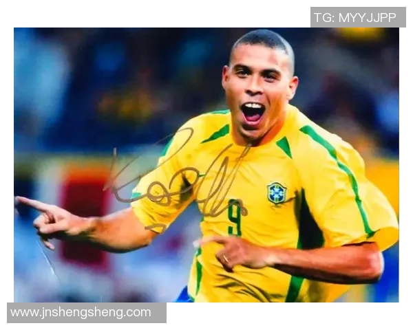 传奇足球明星的经典瞬间与辉煌成就回顾