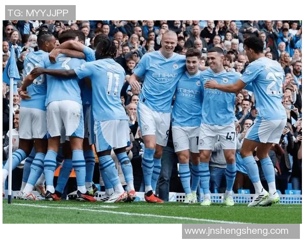 曼城足球明星齐聚一堂的精彩合照展现团队精神与默契配合